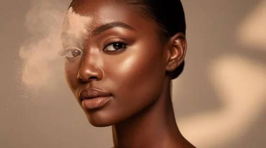 Rostro de mujer con piel morena luciendo un maquillaje luminoso, uniforme y sin efecto ceniza