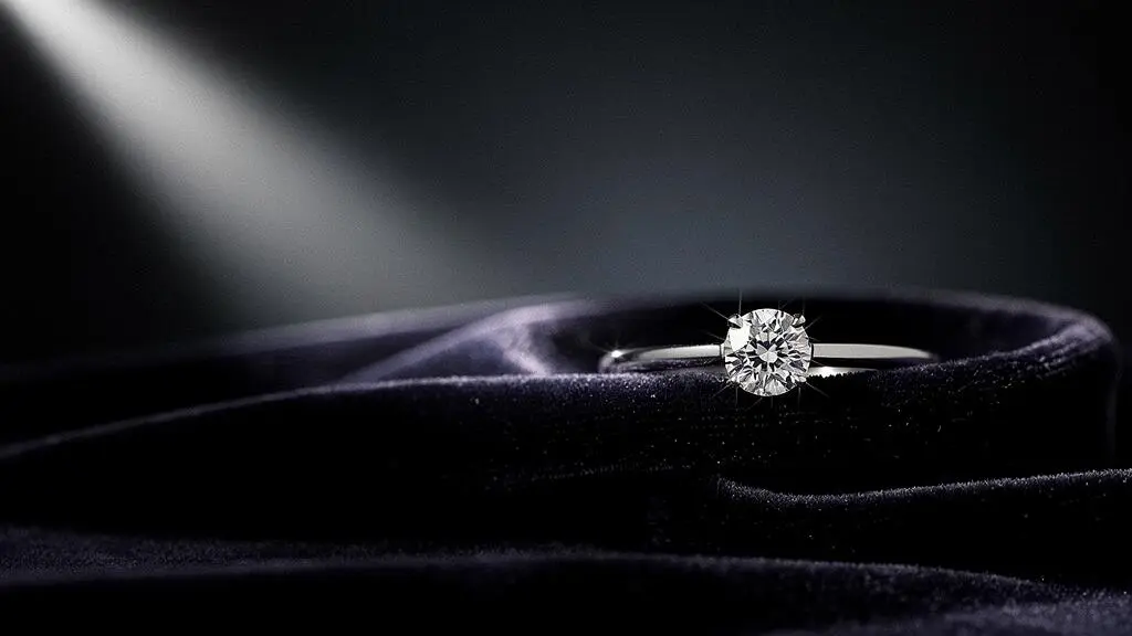 Anillo solitario de diamante brillando bajo una luz suave, simbolizando el máximo impacto visual dentro de un presupuesto cuidado